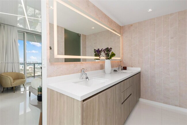 Building Photo - 1040 Biscayne Blvd