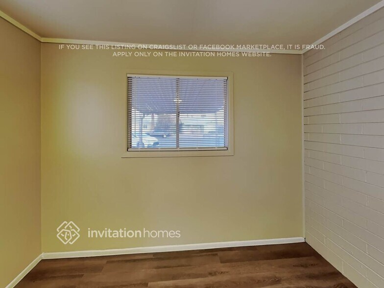 Building Photo - 1816 S Parkside Dr