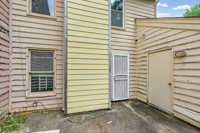 Building Photo - 8066 Woodlake Dr