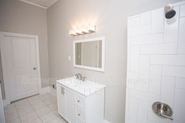 Building Photo - 614 Main St