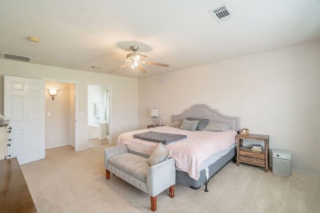 Building Photo - 1327 Primrose Dr