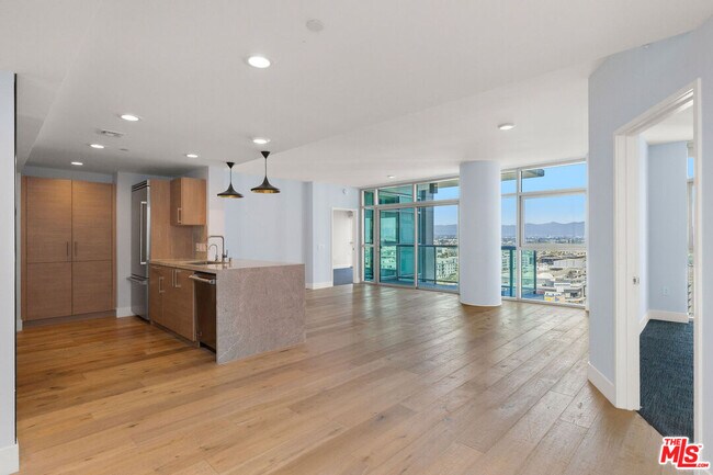 Building Photo - 13650 Marina Pointe Dr