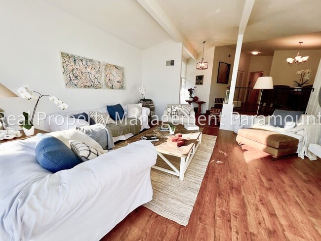 Building Photo - Furnished Brentwood Hills Retreat with Tim...