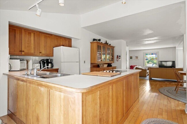 Building Photo - 627 W Rd