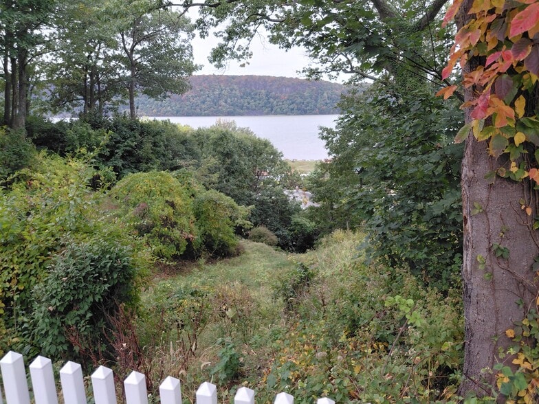VIEW OF THE HUDSON RIVER FROM THE END OF THE CUL DE SAC, EDMARTH IS A DEAD END STREET - 4 Edmarth Pl