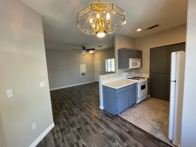 Building Photo - 2 Bedroom Summerlin Condo - Gated community