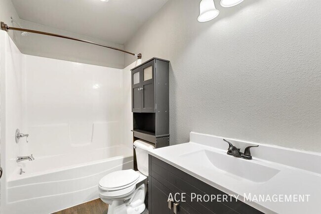 Building Photo - 513 Pride Ct