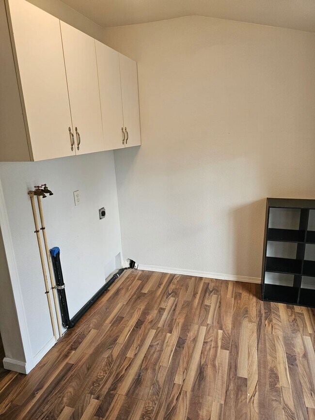 Building Photo - Charming 4Bed/2Bath Home in the Heart of Rainier! Available 6/10/26