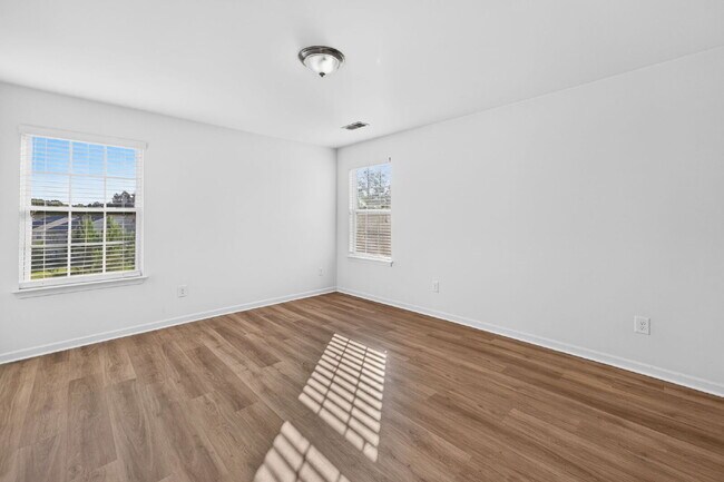 Building Photo - Expansive 4-bedroom, 3.5-bathroom single-family home boasts 3,150 sq. ft.