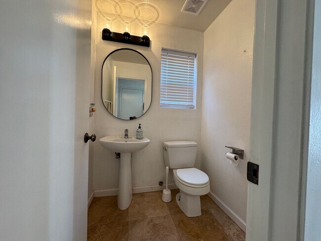 Building Photo - Townhome for Rent