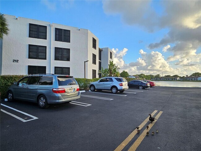 Building Photo - 212 Lake Pointe Dr
