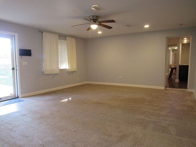 Building Photo - Contact Peggy 501 676 1758