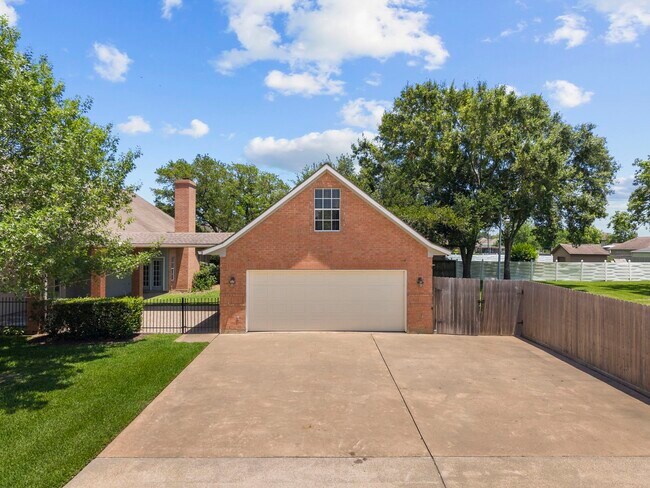 Building Photo - 616 Westwood Cir