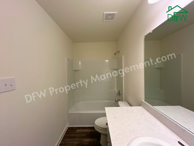 Building Photo - Spacious 5-Bedroom Home with Modern Upgrad...