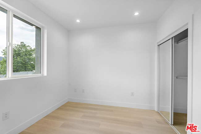 Building Photo - 10742 Hortense St