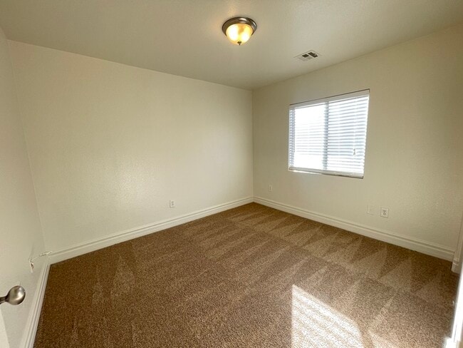 Building Photo - Carry Over Showing: This property has been...