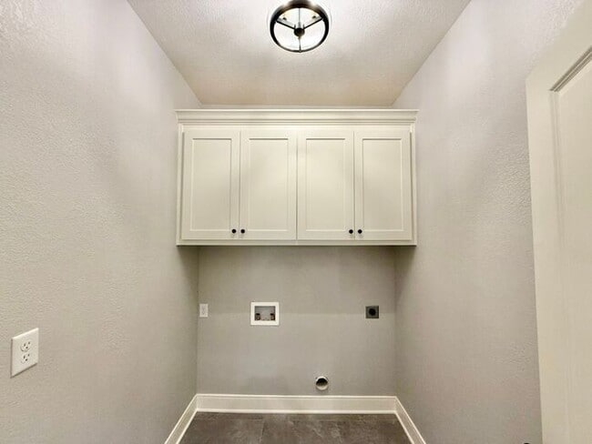 Building Photo - Beautiful and Spacious 3-Bedroom, 2-Bath R...