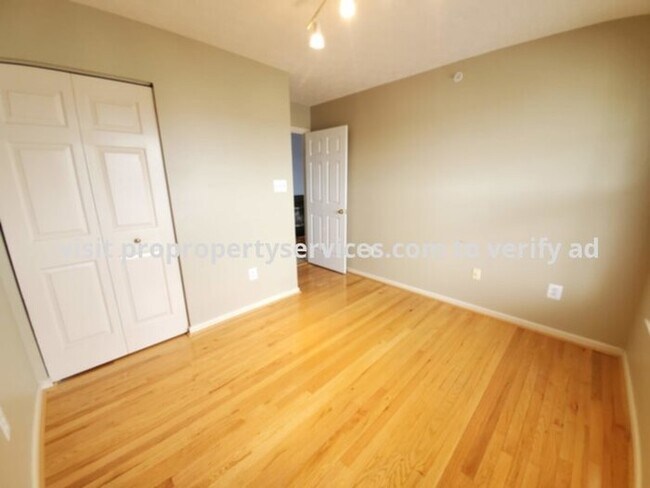 Building Photo - Beautiful Top Floor Garden Condo In Frederick