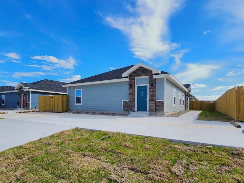 Building Photo - 2325 N Valley Cir