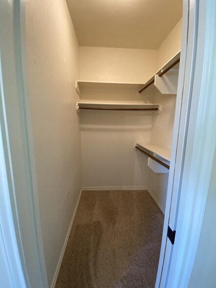 Master Closet - 4307 Addison Ct