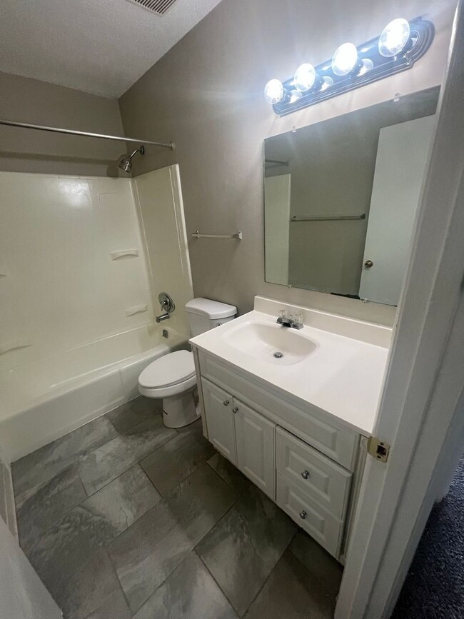 Building Photo - READY NOW!! 2 bedroom 1.5 bathroom in Snel...