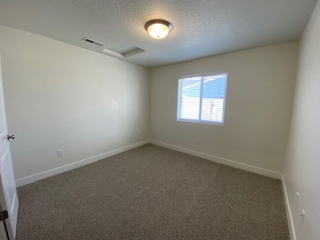 Building Photo - SPACIOUS HOME FOR RENT!