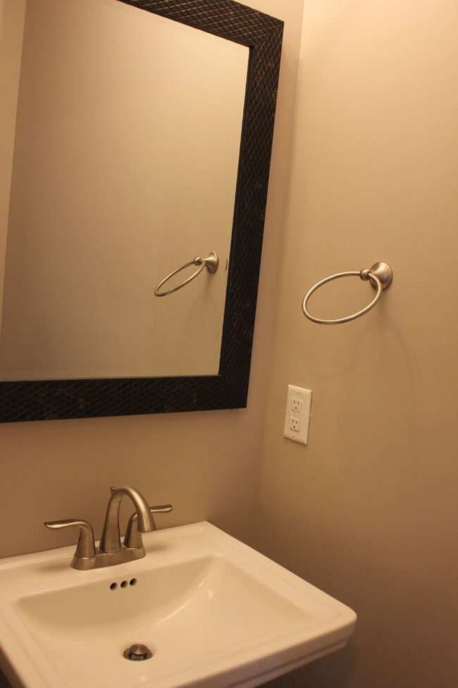 Building Photo - Cedar Point Townhouse for Rent!