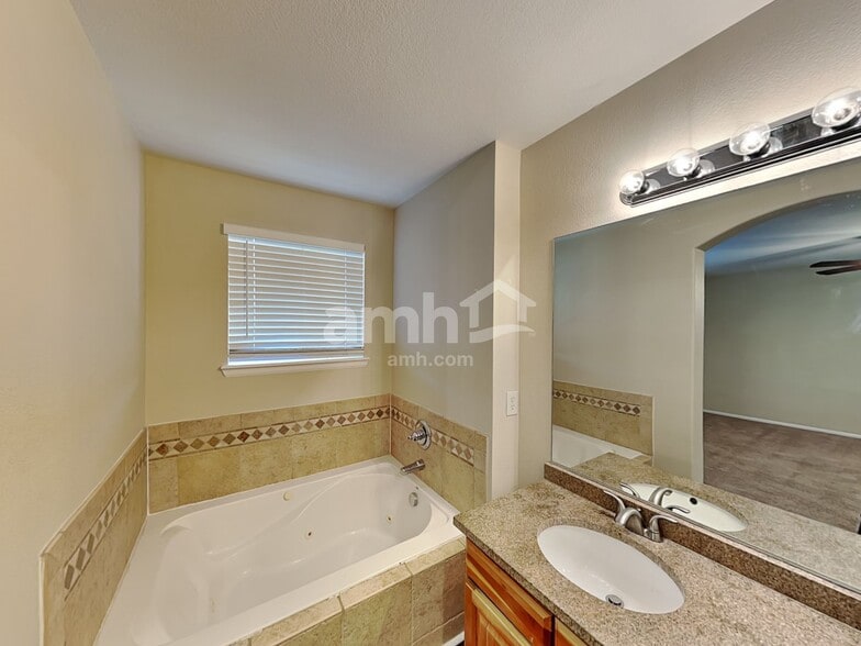 Building Photo - 9861 Kenton Cir