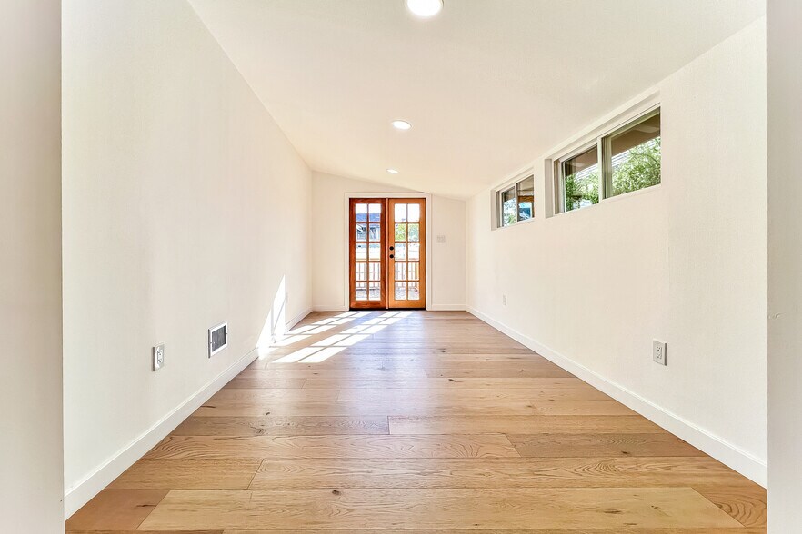 Building Photo - 103 N Kingsley Dr