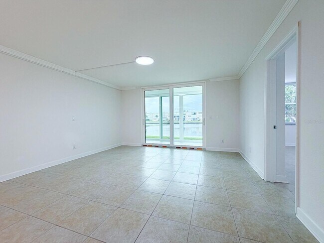 Building Photo - 7625 Sun Island Dr S