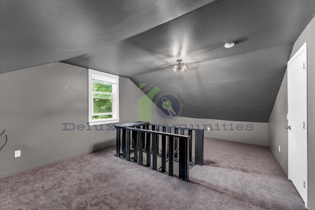 Building Photo - 636 Livingston Ave NE