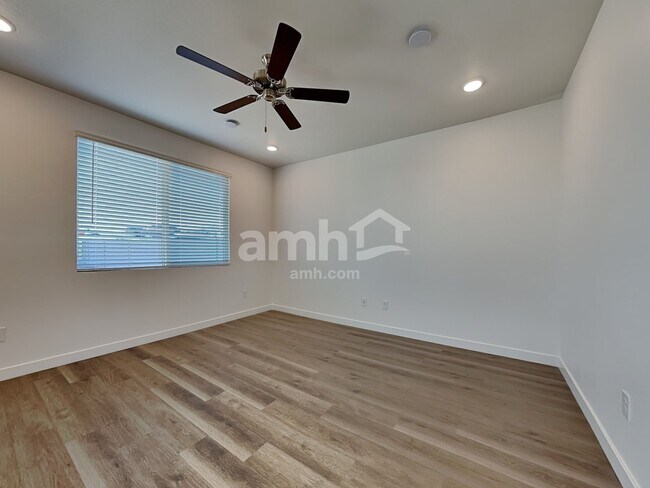 Building Photo - 9726 W Tamarisk Ave