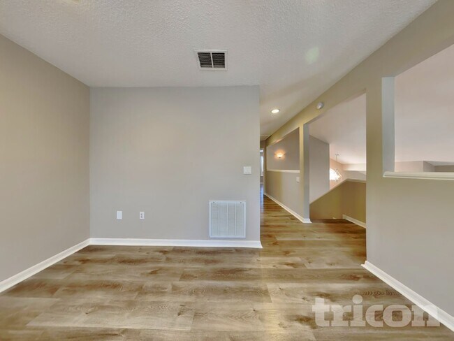 Building Photo - 528 Little Lake Ct