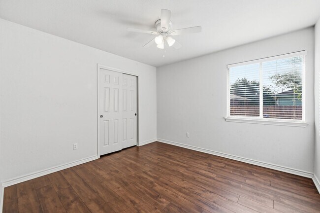 Building Photo - 920 Coronation Way