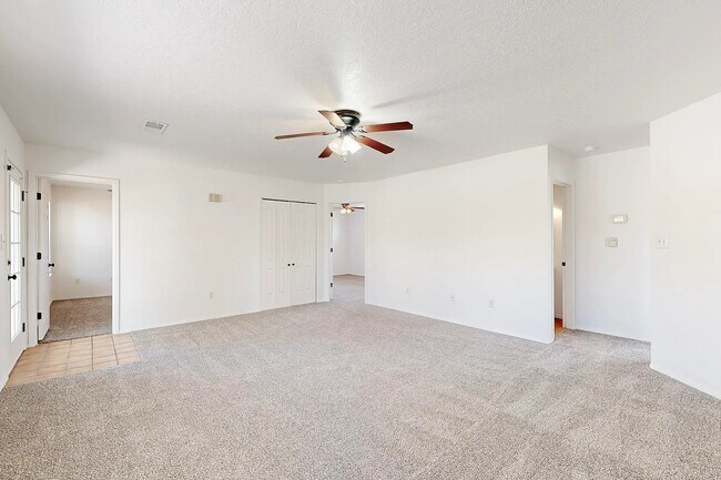 Building Photo - 699 Lakeview Cir SE