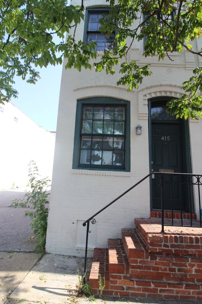 Primary Photo - Charming Seton Hill 3bd/1ba Rowhome w/ CAC...