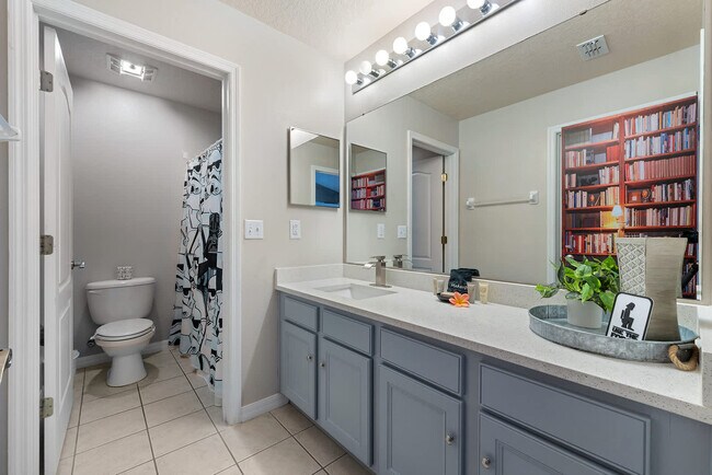 Building Photo - 453 Scrub Jay Way