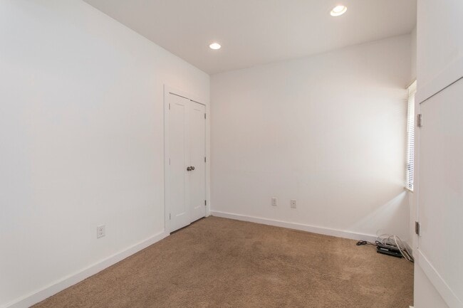 Building Photo - 1632 N Sydenham St