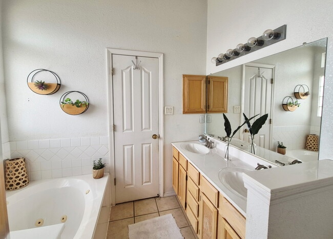 Building Photo - 1412 Stone Pointe Way