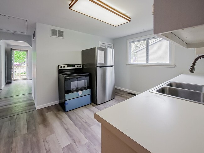 Building Photo - Welcome to this beautiful 2 bedroom, 1 bat...