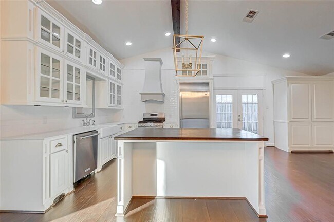 Building Photo - 520 E Castle Harbour Dr