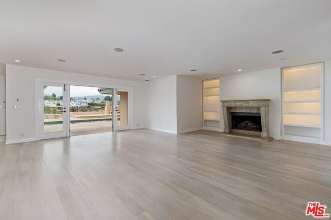 Building Photo - 401 Alma Real Dr