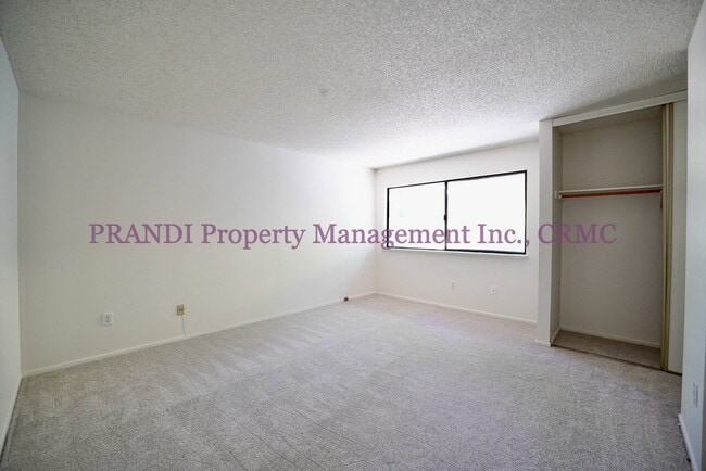 Building Photo - Corner Unit Townhouse With Recent Upgrades!