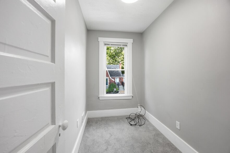 Building Photo - 827 Hinnerman St