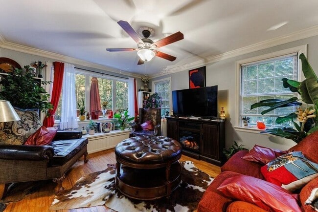 Building Photo - 1280 Stillwood Dr NE