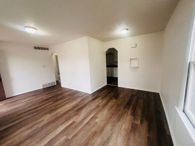 Building Photo - Beautifully Updated 4 Bedroom 1.5 Bathroom Home located Northeast Wichita, KS.