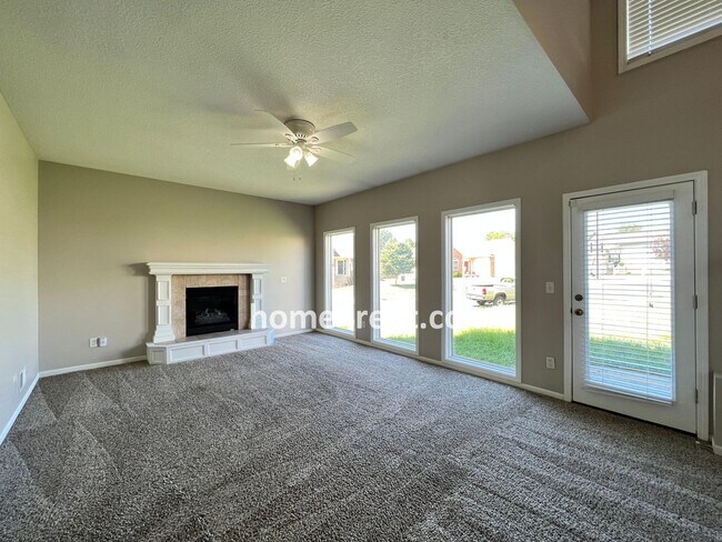 Building Photo - Wonderful Northland Home w/ Hardwood Floors and Plenty of Space!!