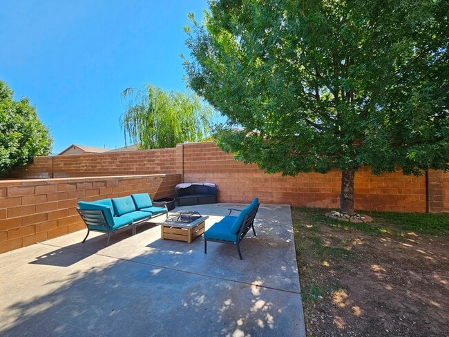 Building Photo - Spacious Golf Course Area Home with 4 Bedr...