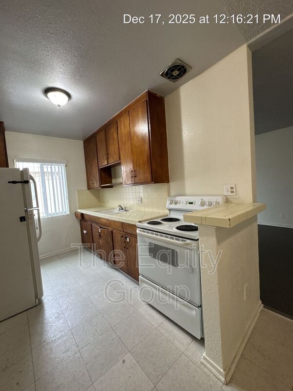 Building Photo - 830 Davis St