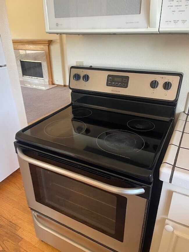Building Photo - Four bedroom two and half bath on the uppe...